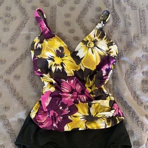 Jantzen one piece floral swimsuit w/black bottom is very flattering